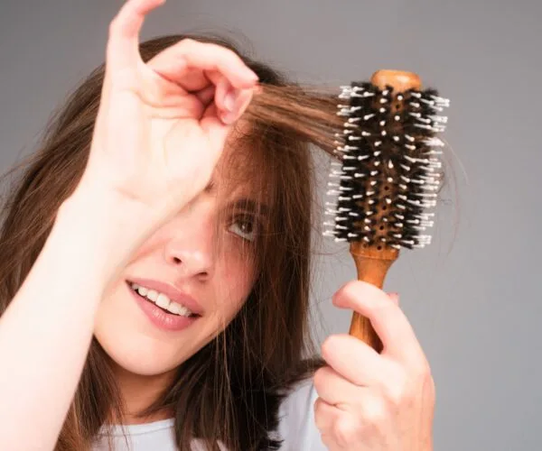 Chute de cheveux : votre routine capillaire en 3 étapes pour ralentir ce phénomène