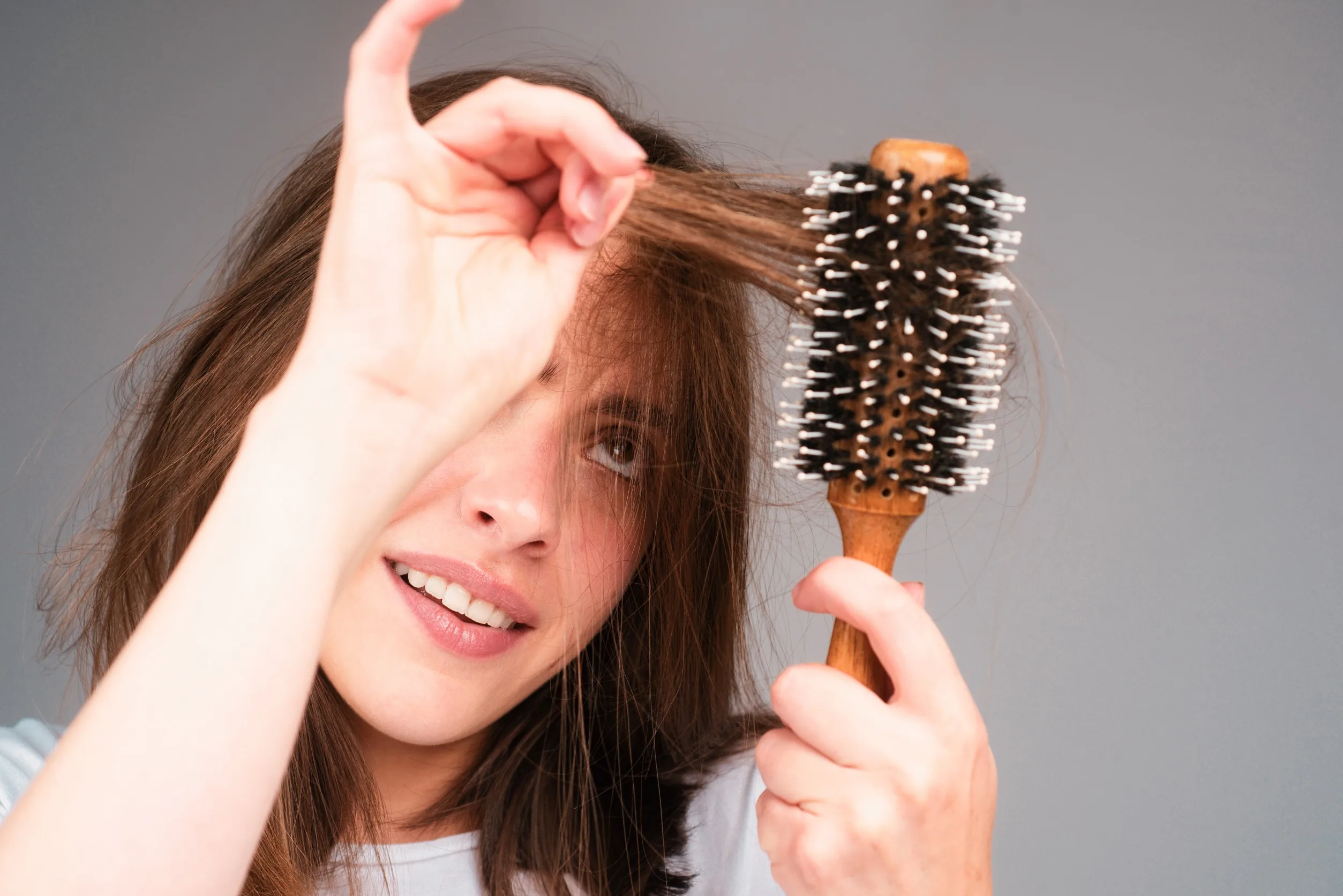 Chute de cheveux : votre routine capillaire en 3 étapes pour ralentir ce phénomène