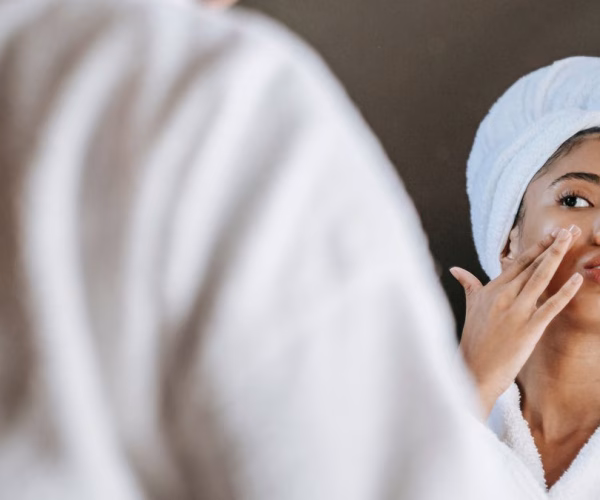 Gestes anti-âge accessibles : la routine efficace sans se ruiner