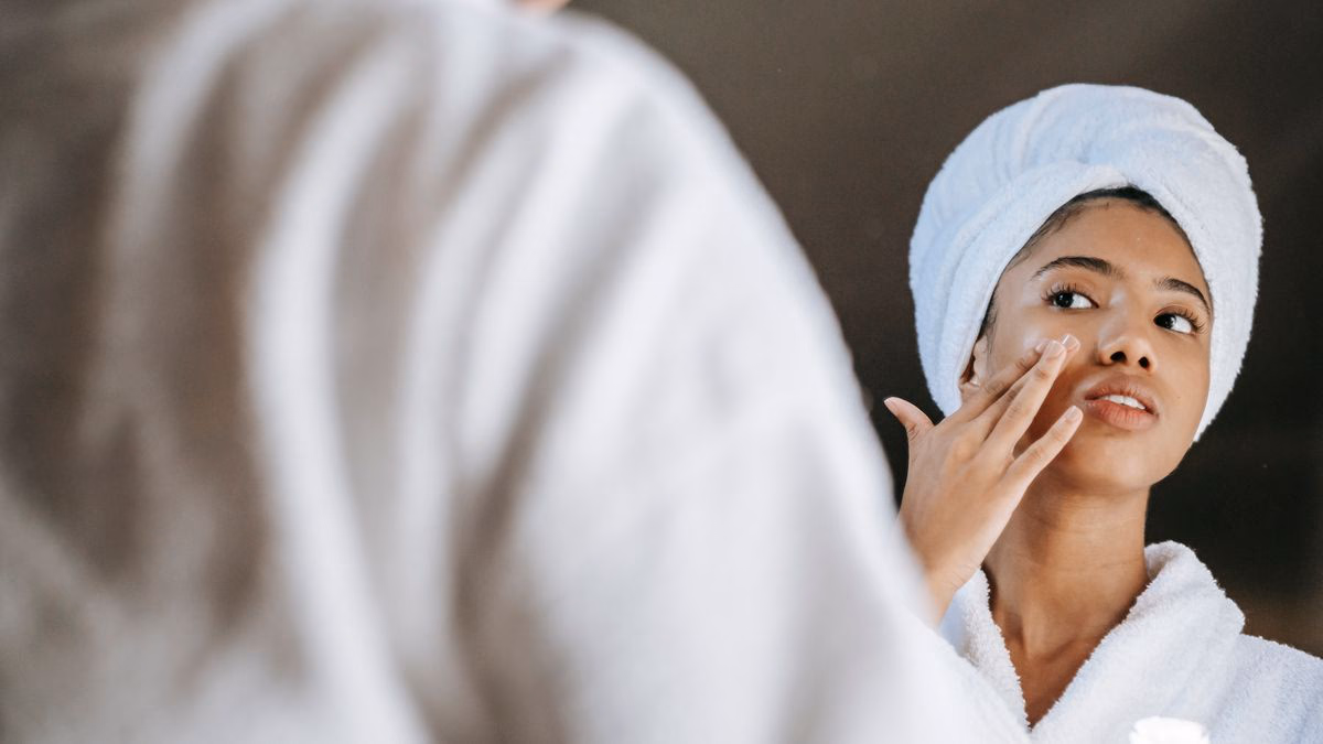 Gestes anti-âge accessibles : la routine efficace sans se ruiner