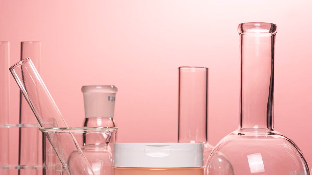 Ingrédients cosmétiques décryptés : ce que les marques cachent